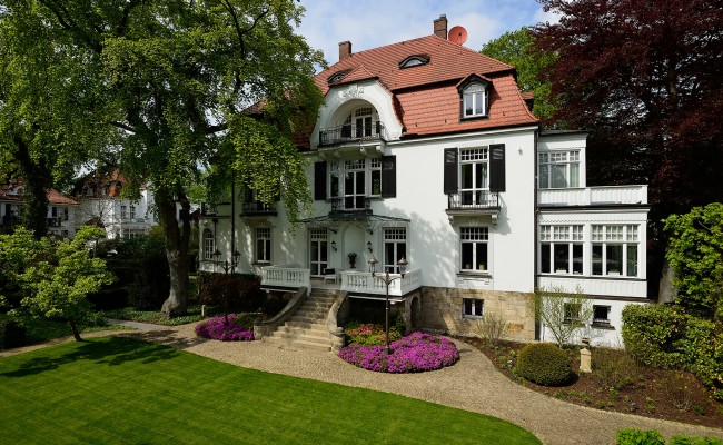 Umbau einer Villa in Hannover | Gartenanlage und Rückansicht der Villa